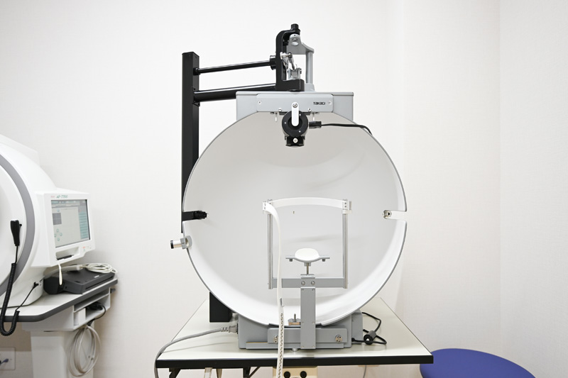 物が二重に見える、見えづらいといった症状の原因を詳しく調べる検査機器です。