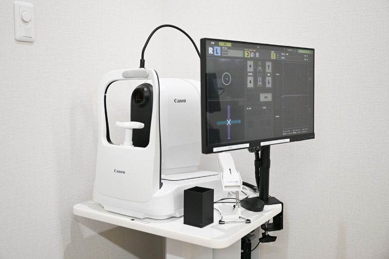 網膜の断面と眼底の写真を一度に撮影できる、負担の少ない検査機器です。
