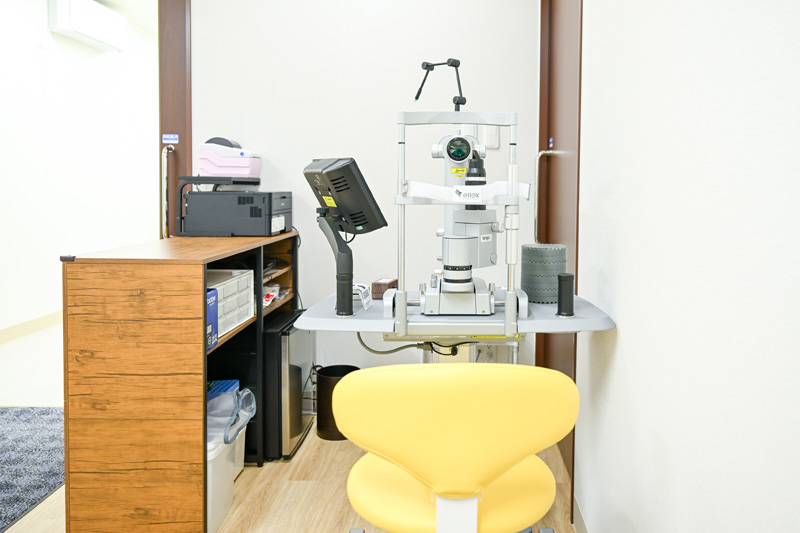 痛みが少なく、日帰りで治療するレーザー治療機器です。白内障後のかすみ目や緑内障に使われます。