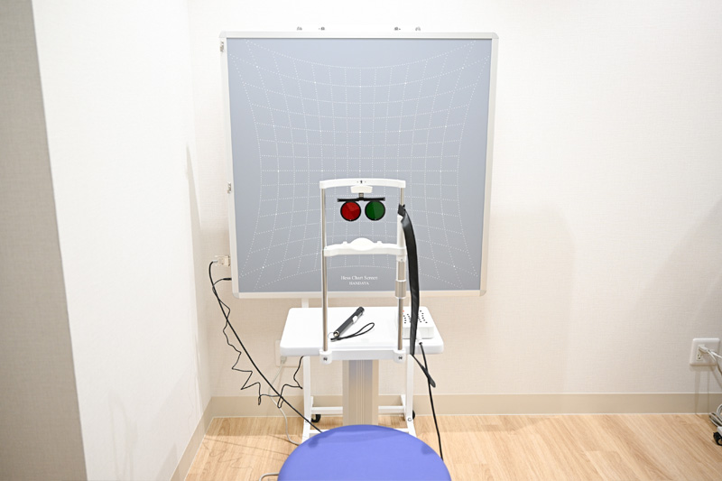 目の動きを調べる検査機器です。バセドウ病による眼球の動きの異常などを調べます。