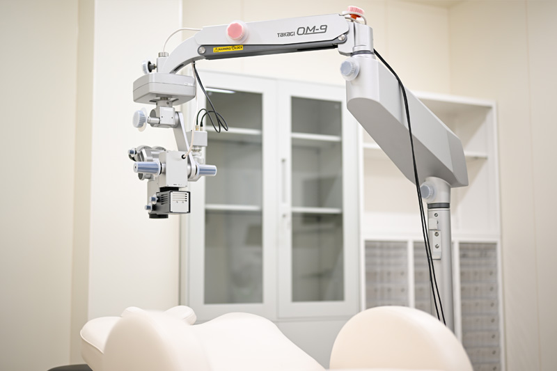 手術顕微鏡です。目の手術は、手術用顕微鏡で拡大し、精密に行います。